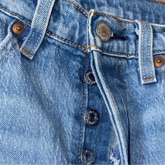 Levi’s 501 jeans Women’s Light Wash Distressed Tapered High Rise 90s - Picture 7 of 14